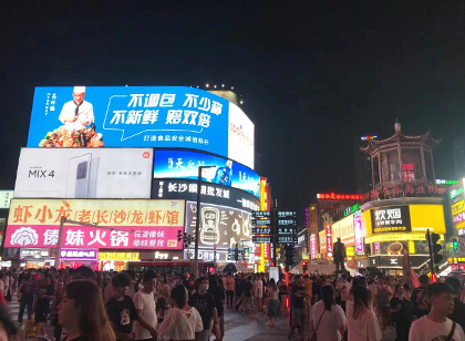 人流聚集的商業街，如何通過標識導視系統設計實現有序指引？